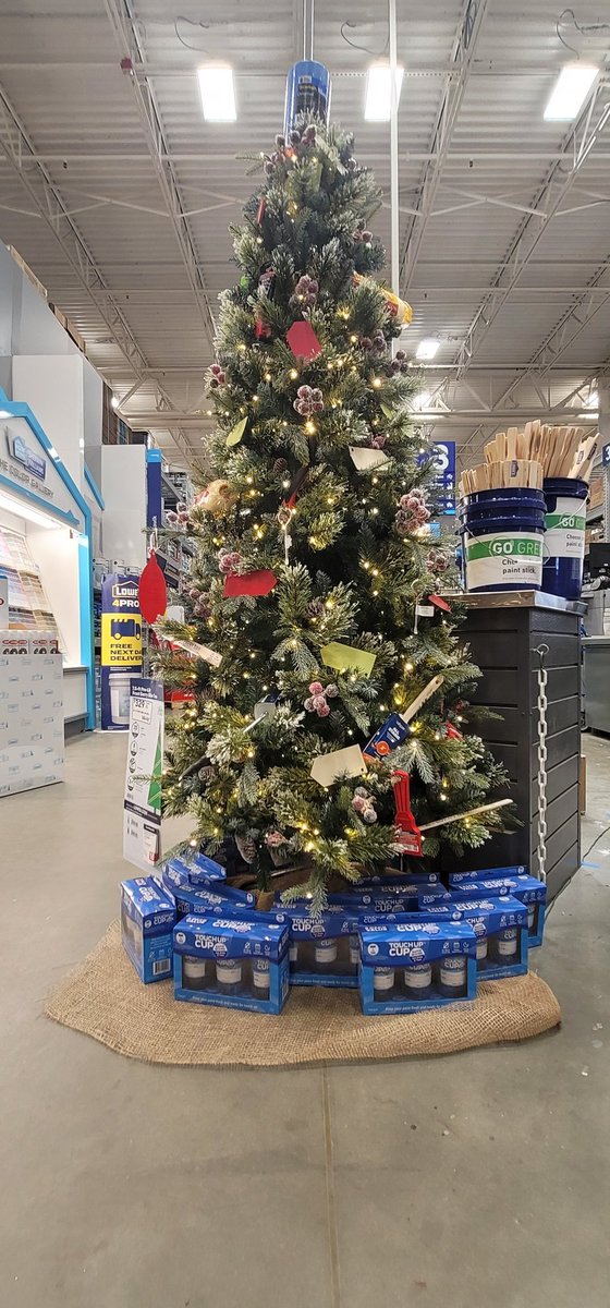 katlynzora's tweet photo. What better gift than #touchupcup! Thanks to Jazzmynn and Dynasty in our Paint dept for decorating this BEAUTIFUL tree! #R1Q4Goldcup @BlueBoxR1 https://t.co/a56iVSK3QB