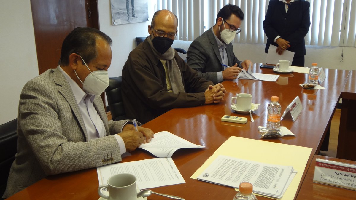 FIFONAFE_MX's tweet photo. En el marco del Programa para el Desarrollo del Istmo de Tehuantepec para impulsar el crecimiento de la economía, se formalizó el Contrato de Donación, mediante el cual el #FIFONAFE entrega en donación al #INSUS una superficie de 11-09-42.702 Hectáreas ubicadas en Salinas Cruz. https://t.co/KehjFihBCf