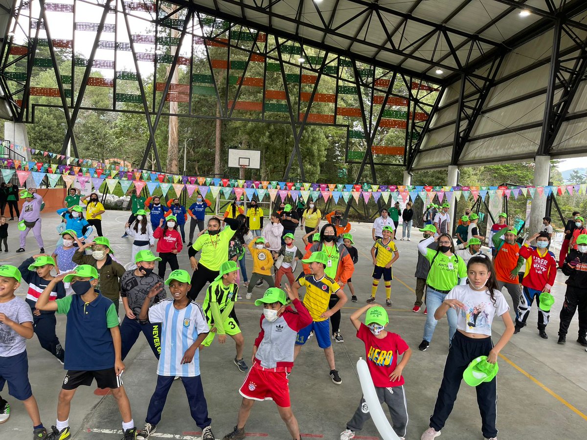 IndeportesAnt's tweet photo. #RecreandoAntioquia| 🎉Hoy viernes 19 de noviembre, se dio inicio a la Gira Metropolitana Recreando Antioquia de Indeportes, en el municipio de 📍Envigado, vereda Las Palmas, con más de 100 participantes. 
#UnidosPorElDeporte #UnidosPorLaVida @GobAntioquia   @MinDeporteCol https://t.co/vep3oY3IJo