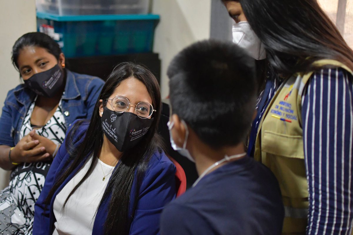 DHumanoEc's tweet photo. La viceministra @VeronicaCando visitó el Centro de Erradicación del Trabajo Infantil “Canas y Vida”, donde conoció a los niños/as y adolescentes que se encuentran en el lugar y verificó el trabajo que realiza la entidad cooperante.

#JuntosLoLogramos https://t.co/miyuV5DjPr