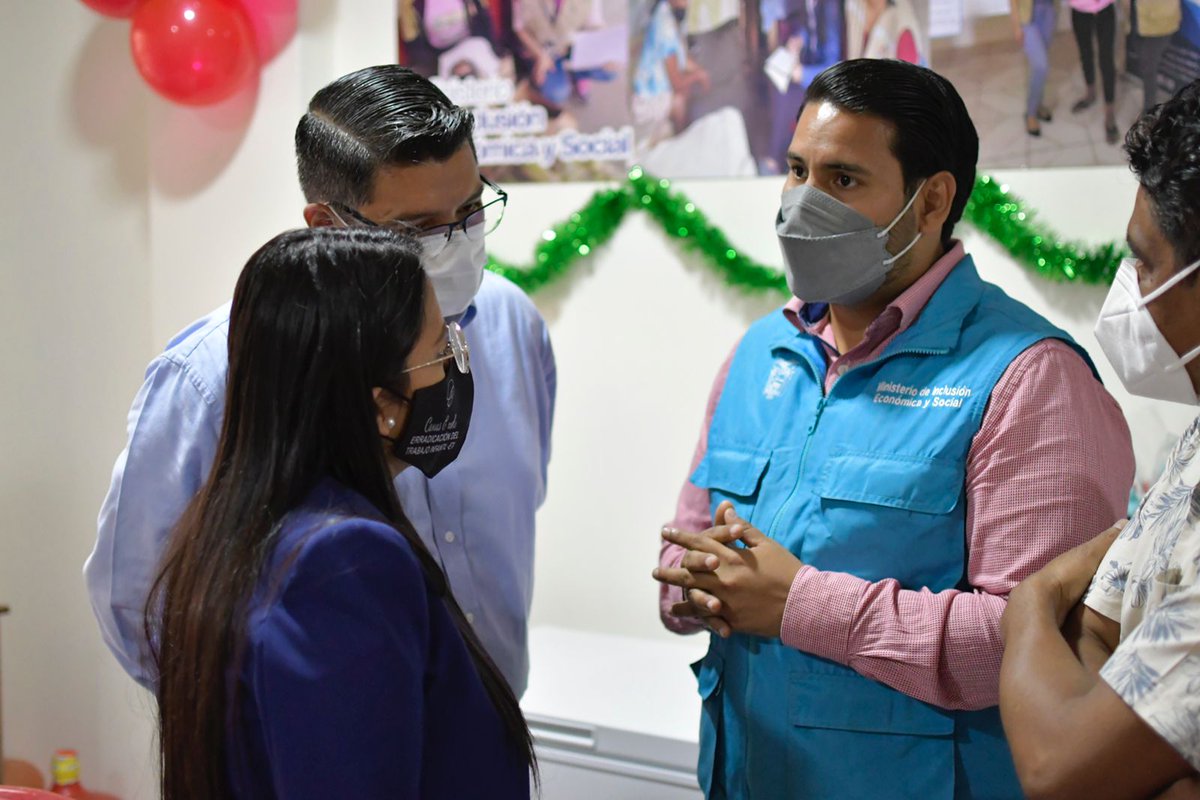 DHumanoEc's tweet photo. La viceministra @VeronicaCando visitó el Centro de Erradicación del Trabajo Infantil “Canas y Vida”, donde conoció a los niños/as y adolescentes que se encuentran en el lugar y verificó el trabajo que realiza la entidad cooperante.

#JuntosLoLogramos https://t.co/miyuV5DjPr
