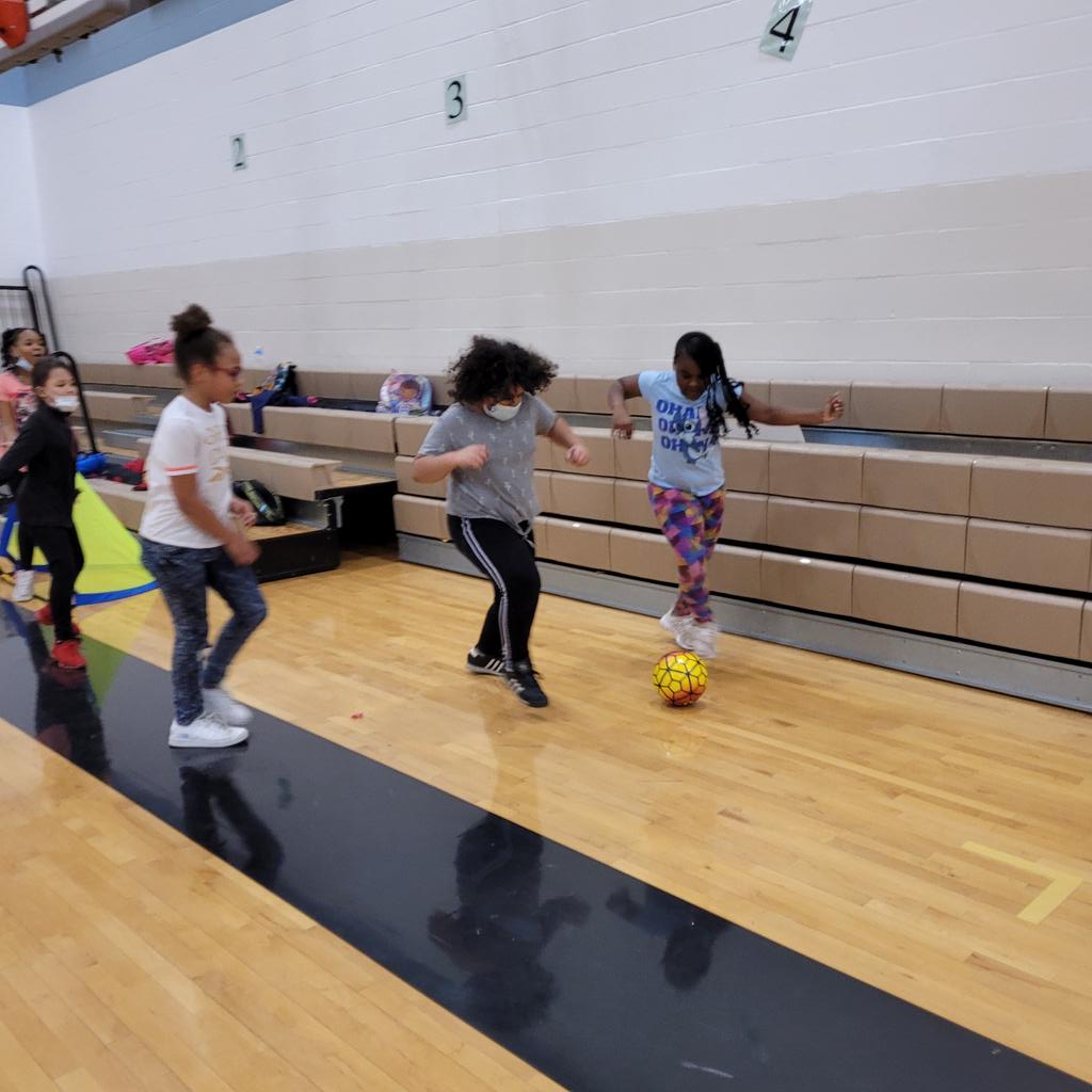 cowzy24's tweet photo. 3rd grade Soccer drills and skills fun⚽️ #soccer https://t.co/7KqSSjxjTz