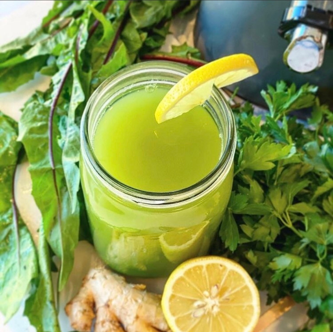 KuvingsUSA's tweet photo. Low-Sugar Detox Juice by @imshula. 
2 cucumbers
1-2 green apple
½ lemon
Bunch of parsley
1 cup dandelion leaves
Piece of ginger

#juicingforhealth #plantbased #juicingrecipes #foodismedicine #cleaneating #fitfood #nutrition #detoxjuice #veganfood #juicingtips #greenjuice https://t.co/O7CrRTYebI