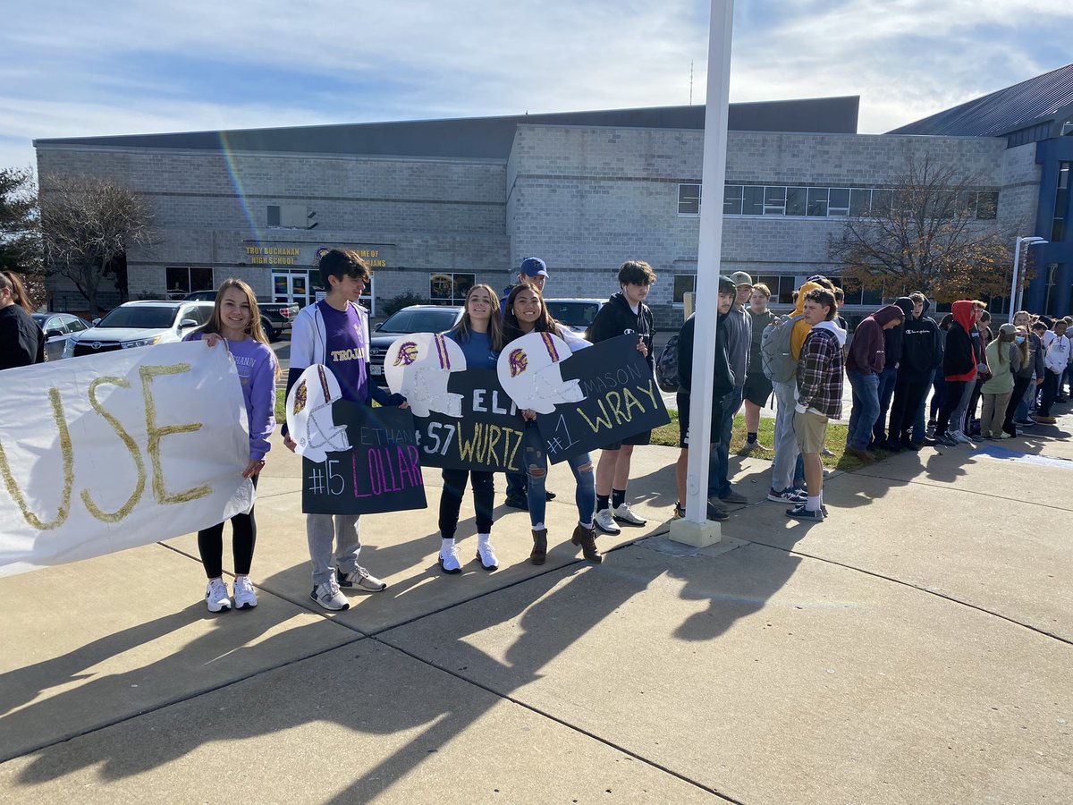 stuco_tbhs's tweet photo. Ending the week getting pumped for Saturday’s big game! Let’s go Trojans! #wevegotyourback #TBHS #TrojanNation https://t.co/yKnoa9EhhW