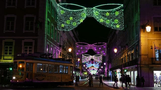 NVPORTUGAL's tweet photo. Noël s'installe petit à petit dans la ville de Lisbonne 🎅🎁🎄

Comme chaque année, la capitale est parmis les premières villes au Portugal à revêtir ses rues de nombreuses illuminations. https://t.co/2lpwrF8tco