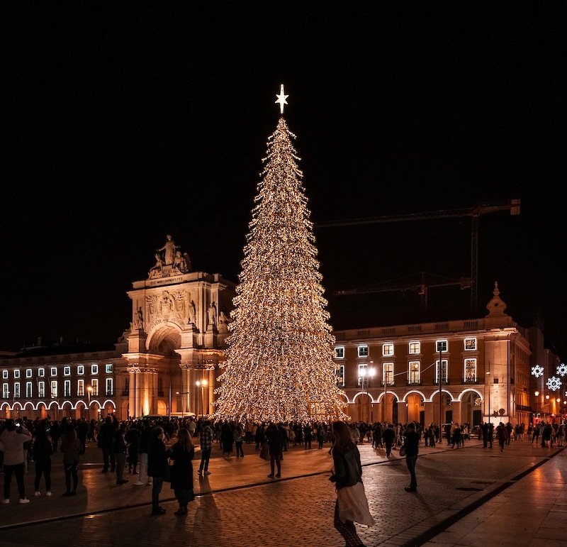 NVPORTUGAL's tweet photo. Noël s'installe petit à petit dans la ville de Lisbonne 🎅🎁🎄

Comme chaque année, la capitale est parmis les premières villes au Portugal à revêtir ses rues de nombreuses illuminations. https://t.co/2lpwrF8tco