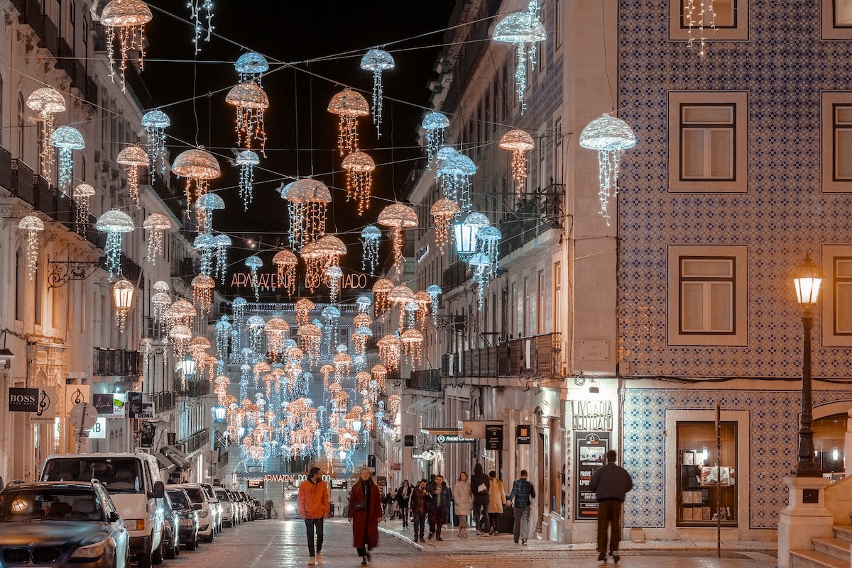 NVPORTUGAL's tweet photo. Noël s'installe petit à petit dans la ville de Lisbonne 🎅🎁🎄

Comme chaque année, la capitale est parmis les premières villes au Portugal à revêtir ses rues de nombreuses illuminations. https://t.co/2lpwrF8tco