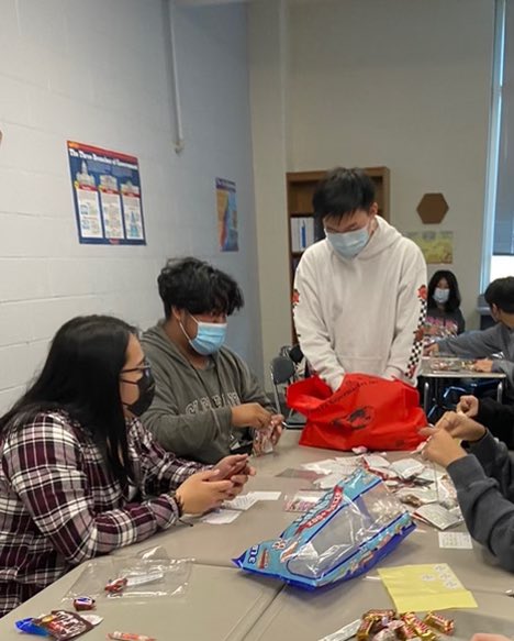 KHSKEYC's tweet photo. KHS Key club members making treat bags for staff members at Knightdale!!🍬🔑 @KHSCDPrincipal @KnightdaleHS https://t.co/2bj3V6Wc5q