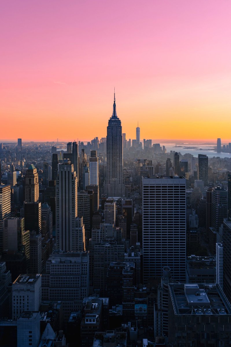 Davides81's tweet photo. Happy FriDAY EVERY1
@EmpireStateBldg 🙌🏻
#SunsetNY https://t.co/xsoIo0WOPZ