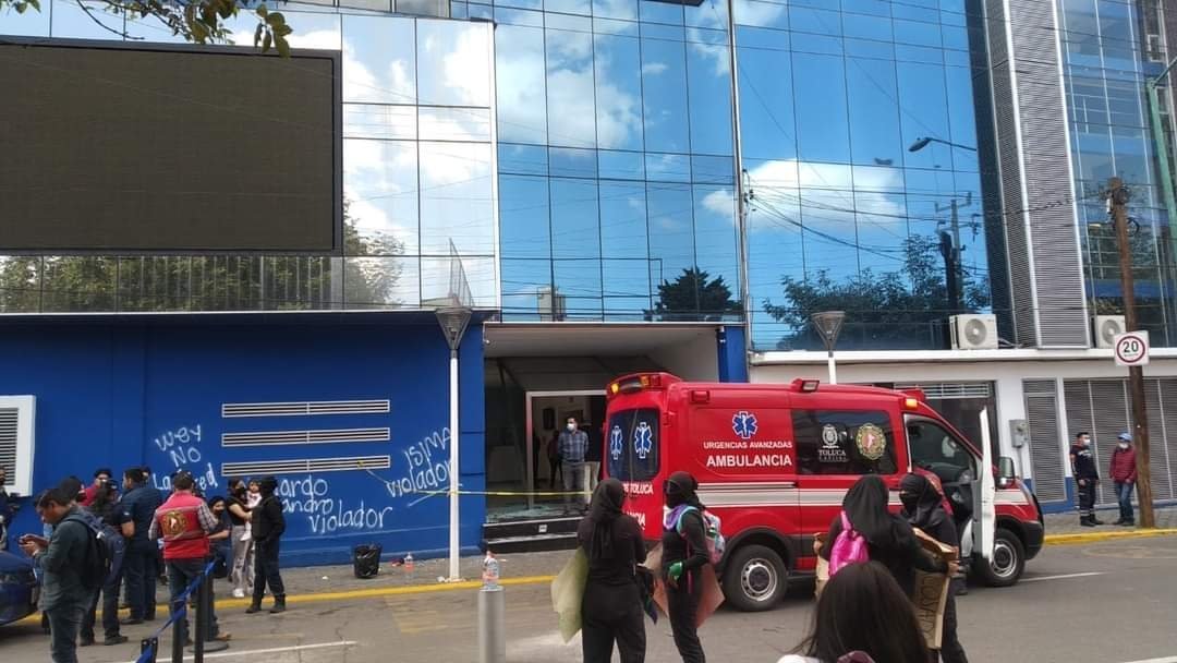 @isimaoficial #AlMomento ⚠️🚨 Quiebran vidrios y hacen pintas en la universidad ISIMA Toluca Oficial. Por un presunto abuso sexual hacia una alumna ⚠️🚨