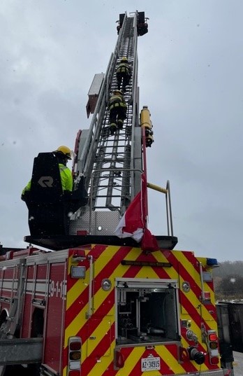 Waterloo_Fire's tweet photo. Today our newest recruit firefighters were @RegionWaterloo WRESTRC performing ladder training. Great to have the snow while training #RealLife #TrainingCounts @JessicaSmithCTV @ShannBradbury @CTVKitchener https://t.co/aYzJu0DXo3