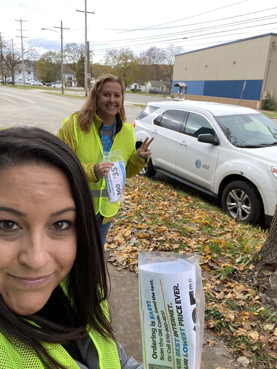 Gotta love Fiber Flyer Friday’s!! Teaming up with SWAT to bring our neighborhoods the good news. <a href="/KatePerson2/">Kate Person</a> <a href="/GreaterLakesMkt/">Greater Lakes Market 🌊</a> <a href="/trevherringSR/">Trevis Herrington</a> #Fiber #FiberFridays #MakingWaves