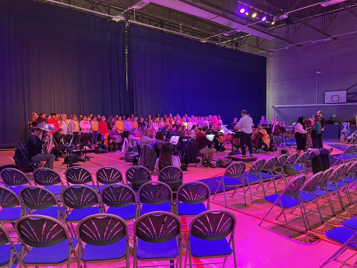 SVSMusicDept's tweet photo. A great afternoon and evening with 26 SVS students involved in a massed choir performing with the Multi-Story Orchestra. A stirring performance from all involved and a unique experience for our students. #severnvaleschool #multistoryorchestra https://t.co/G6euORD3nP