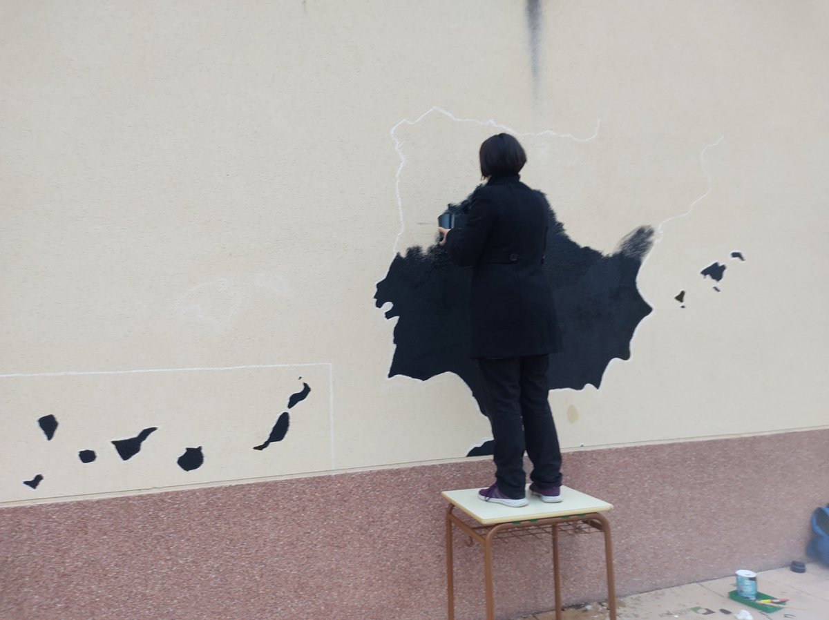 Tarde muy ajetreada en el @CEIPSOBoalo, trabajos de limpieza y mantenimiento en el Avicompostero y pintura de un mural en cole de secundaria. ¡Qué alegría volver a compartir estos ratos entre las familias del cole! 💚