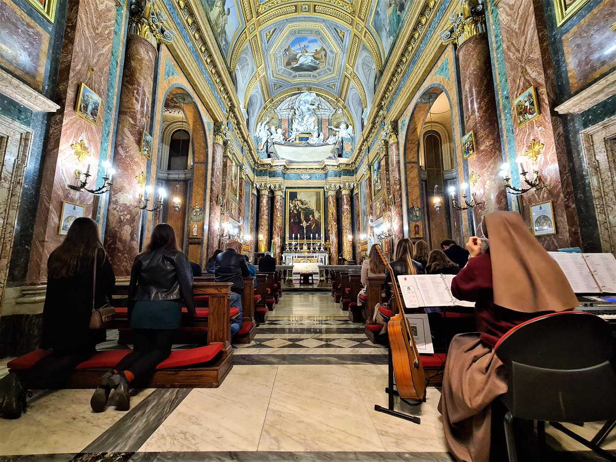 ks_t_podlewski's tweet photo. #JP2Studies-@_Angelicum
W pięknym kościele #SantissimoSudario polscy studenci prowadzą adorację razem ze Służebnicami Przebitych Serc Jezusa i Maryi #SCTJM.
Students of #JP2Studies pray together with Servants of the Pierced Heart of Jesus and Mary in #SantissimoSudario Church. https://t.co/8HwxVZ0vwt