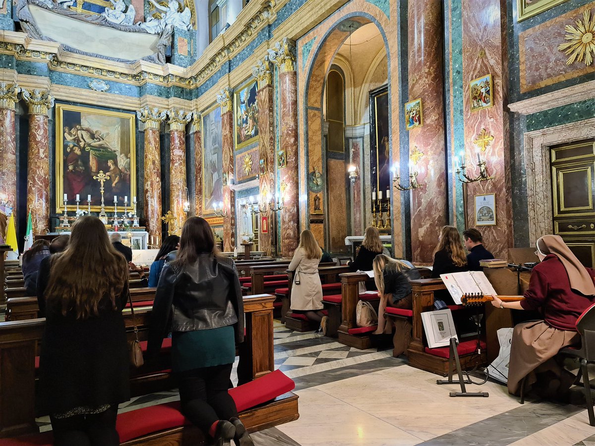 ks_t_podlewski's tweet photo. #JP2Studies-@_Angelicum
W pięknym kościele #SantissimoSudario polscy studenci prowadzą adorację razem ze Służebnicami Przebitych Serc Jezusa i Maryi #SCTJM.
Students of #JP2Studies pray together with Servants of the Pierced Heart of Jesus and Mary in #SantissimoSudario Church. https://t.co/8HwxVZ0vwt