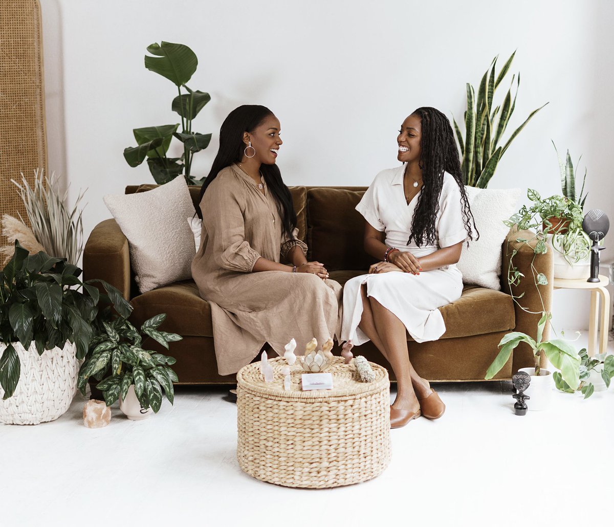 Miakvisuals's tweet photo. These two stunning sisters were such a joy to work with. They brought all these wonderful symbolic pieces to incorporate in their photos 💛

•
•
•
#seattleportraitphotographer #healing #peaceandlove #tacomaportraitphotographer #seattlebrandingphotographer https://t.co/SlS71BPDZL