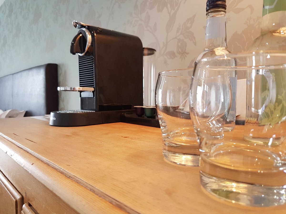 PenheligArms's tweet photo. We have loads of availability to stay in one of our fabulous Bodhelig suites next week, with private parking, private balcony, gorgeous views of the estuary, how perfect 😍 call us to book on 01654767215. https://t.co/sTIceDwS3I