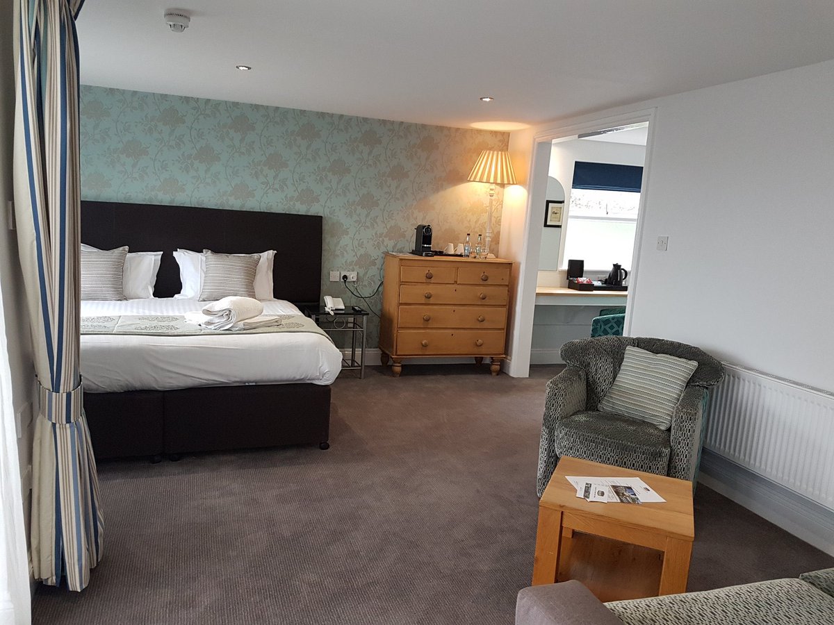 PenheligArms's tweet photo. We have loads of availability to stay in one of our fabulous Bodhelig suites next week, with private parking, private balcony, gorgeous views of the estuary, how perfect 😍 call us to book on 01654767215. https://t.co/sTIceDwS3I