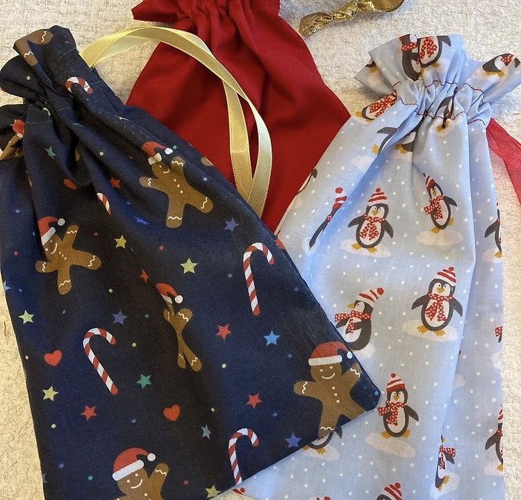 Sew_Marvellous's tweet photo. Look at these Christmas bags for @thehigginsfamily5 ! A repurposed and donated fabric has been used here. We are getting closer to our target but we do need all the help we can get, so do get in touch if you can sew and make some bags too https://t.co/4Jp2PrP3Cr