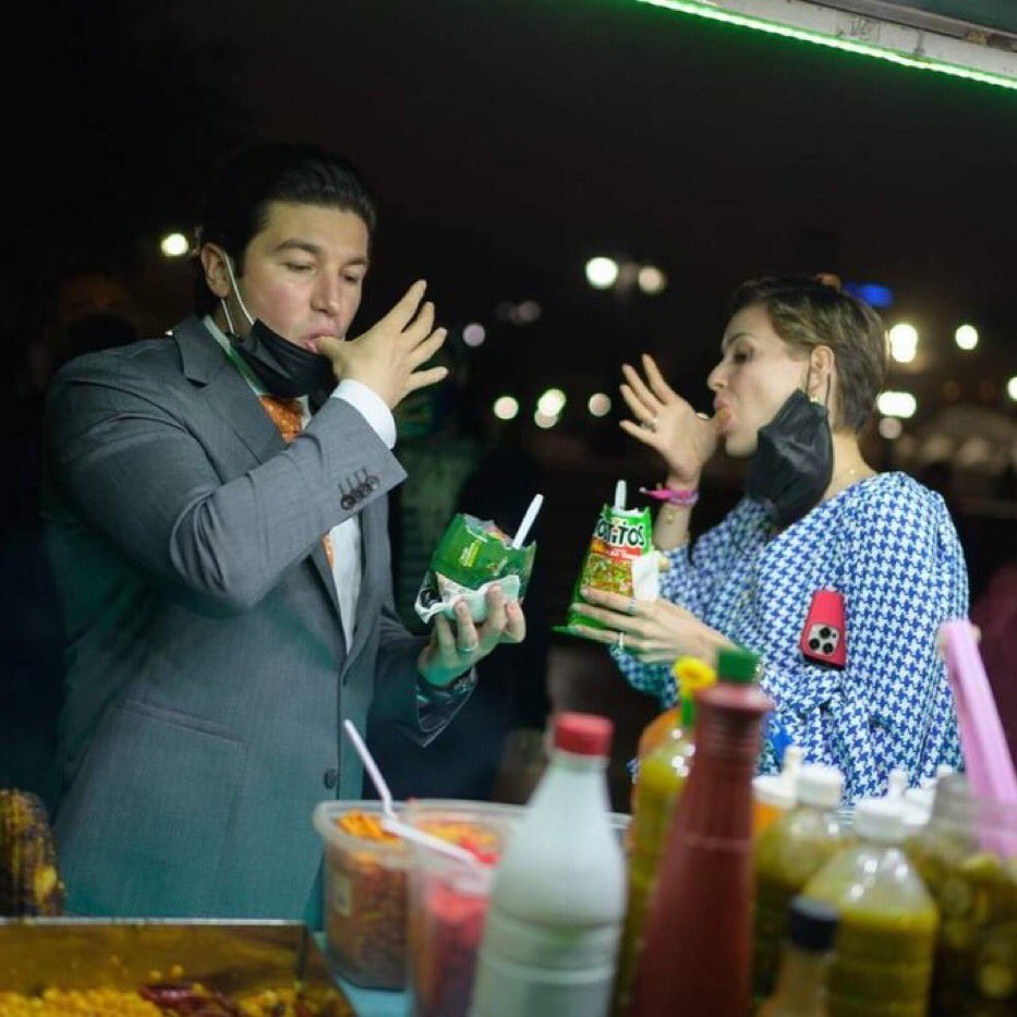 -oye soñé contigo 
-enserio? que soñaste?
-nombreee nada especial