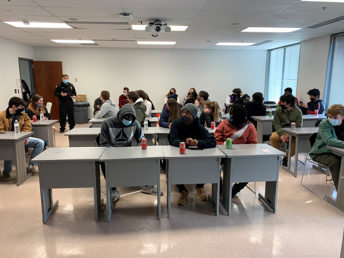 UCPublicSafety's tweet photo. Thank you to the many volunteers (most of whom are not pictured) who helped us share some safety tips with out off-campus students before they leave for Thanksgiving! For tips, go to https://t.co/tnNbZpMpKE. #BeSafeUC https://t.co/14BkqJ8hOV