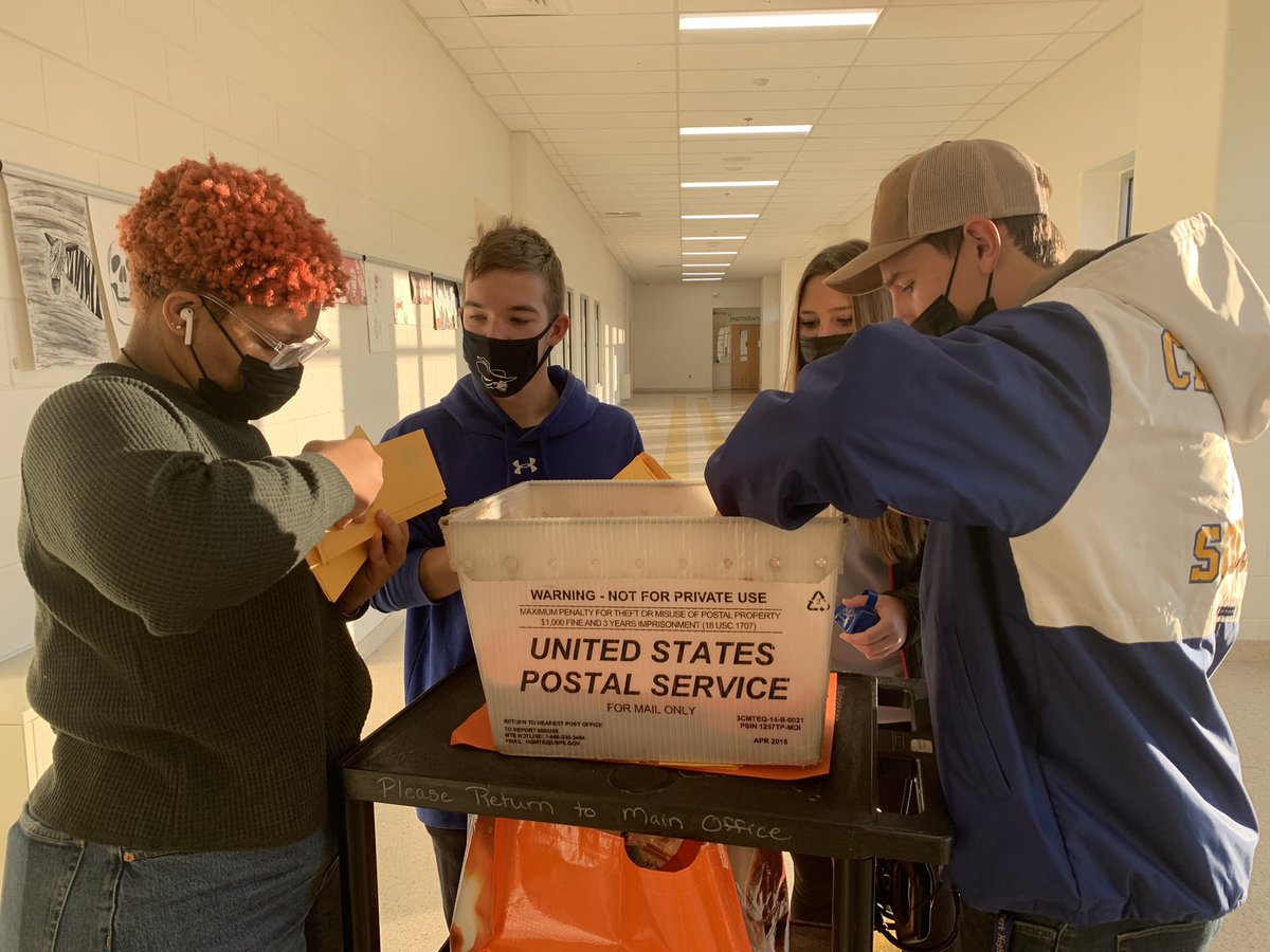 calvert_nhs's tweet photo. ✨Check out this thread!✨ Our amazing NHS Members took the time to personally deliver Turkey Grams to our wonderful teachers this morning. 

We loved seeing them light up because of the love our students poured into them. 💛 https://t.co/jvenVIYXw9