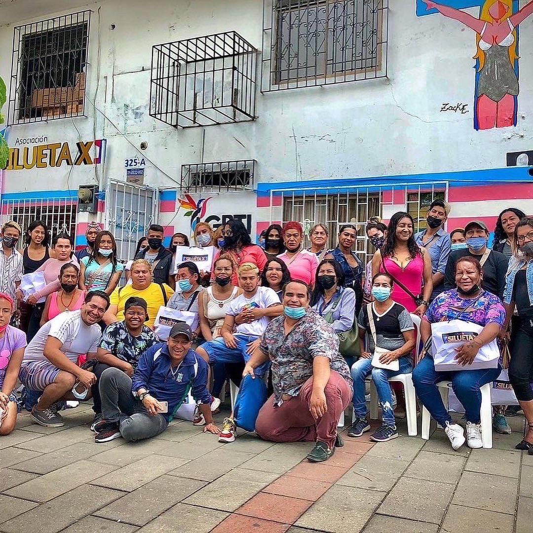 SiluetaX's tweet photo. Silueta X realizó la entrega de canastas de alimentos por la semana de #MemoriaTrans y el #TransPride 

Quieres ser voluntario de Silueta X? Escribe al 0982001871. Quieres unirte a nuestras acciones y eventos? Escribe al 0981339708. https://t.co/pLXNdRtJBe