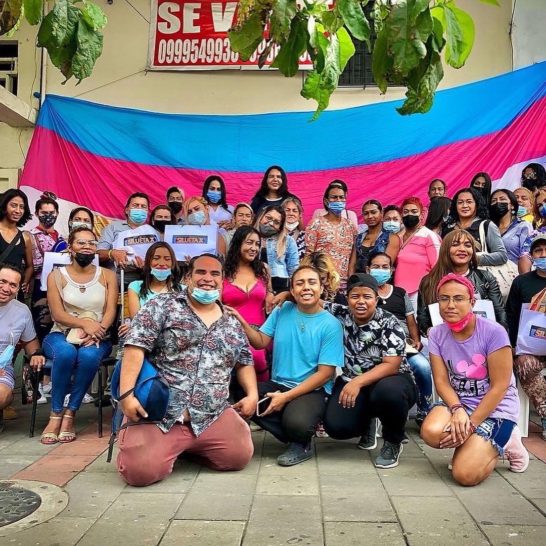 SiluetaX's tweet photo. Silueta X realizó la entrega de canastas de alimentos por la semana de #MemoriaTrans y el #TransPride 

Quieres ser voluntario de Silueta X? Escribe al 0982001871. Quieres unirte a nuestras acciones y eventos? Escribe al 0981339708. https://t.co/pLXNdRtJBe