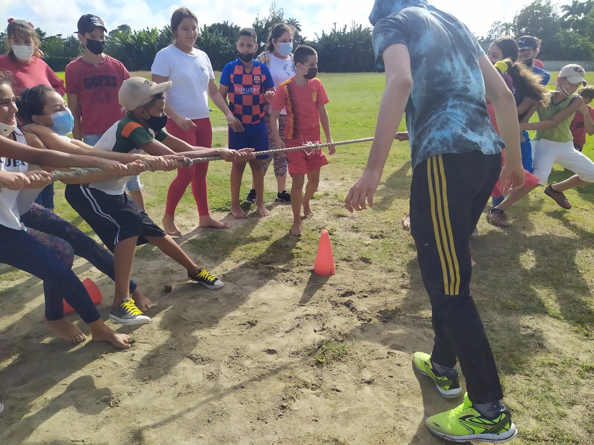 BPlacetas's tweet photo. Celebrando el Día del Deporte en nuestro país realizan los estudiantes del centro diversas actividades, mostrando la alegría y optimismo que caracterizan a los jóvenes cubanos. @RevillaVega @menendez_rivero @CubaMined #ACubaPonleCorazon #DeporteCubano #Deportes https://t.co/GsESZbG50A