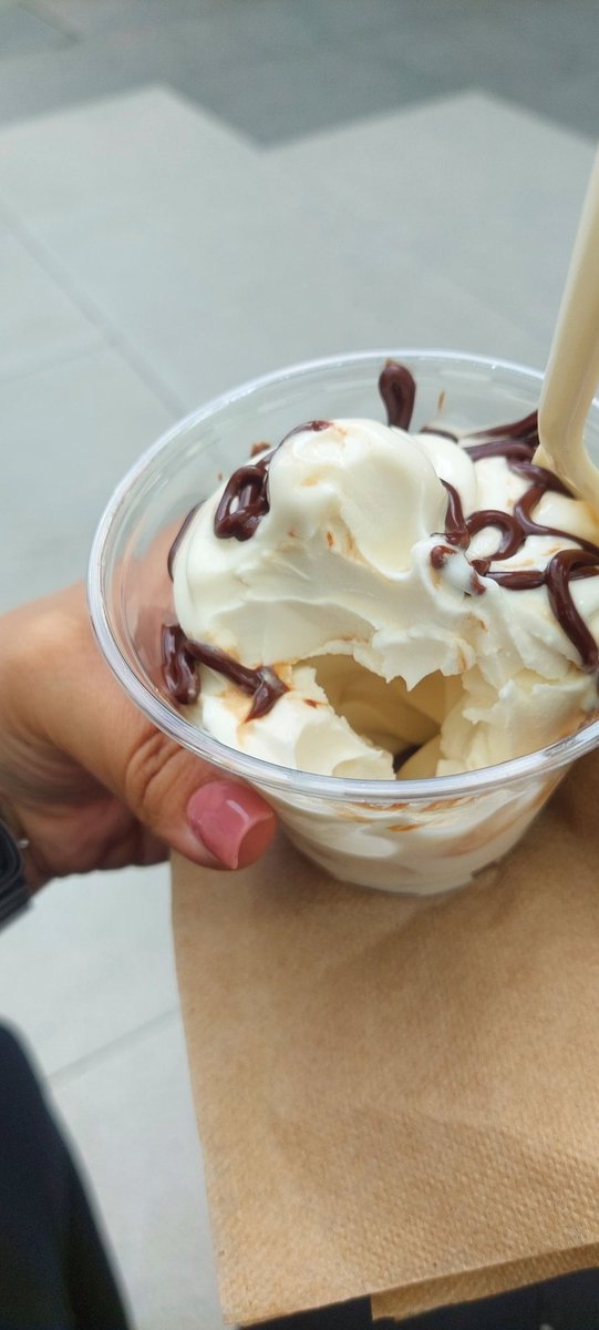 skakilljoy's tweet photo. ¿Qué onda @BurgerKingMX? Ya no volveré a comprar un sunday con ustedes, apenas y le pusieron chocolate y todo hueco del centro, desde ahora puro @McDonaldsMexico 🤤 https://t.co/43qHVbVOBr