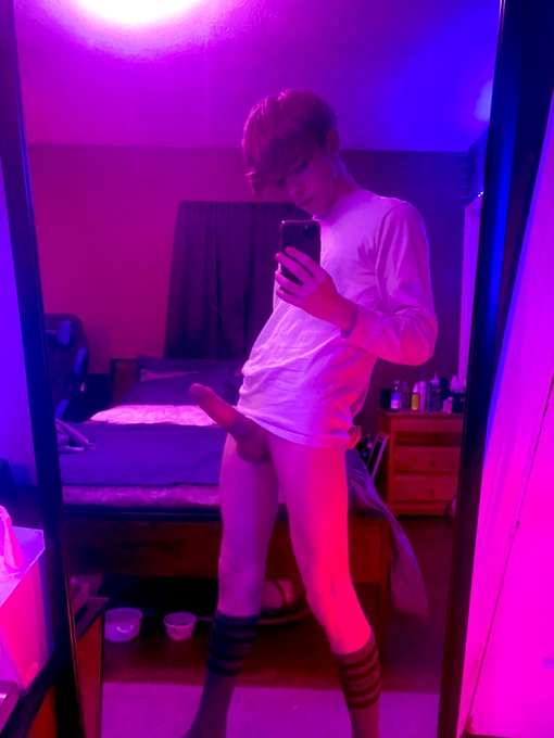 This mirror just shows it best 🤷‍♂️ https://t.co/w2vyUSHZMb