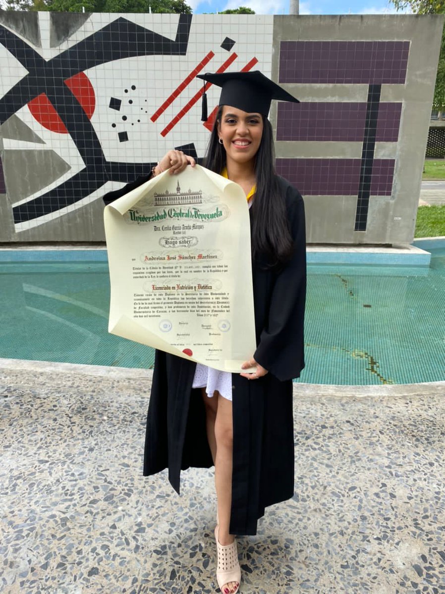 Andre31_s's tweet photo. Tras más de 7 años en la universidad por paros, protestas y pandemia, la muerte de mi papá hace 3 años y una depresión que casi me come viva, AL FIN llegó el día🎓💃🏻. No sé ni cómo logré seguir adelante pero lo hice. 

Esto es para ti, papá, donde quiera que estés 💓. https://t.co/3lE4NAuoa2