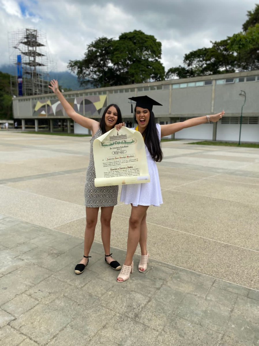Andre31_s's tweet photo. Tras más de 7 años en la universidad por paros, protestas y pandemia, la muerte de mi papá hace 3 años y una depresión que casi me come viva, AL FIN llegó el día🎓💃🏻. No sé ni cómo logré seguir adelante pero lo hice. 

Esto es para ti, papá, donde quiera que estés 💓. https://t.co/3lE4NAuoa2