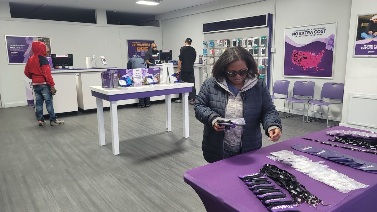 Reporting live from 6902 W Florissant, as she is grabbing up some goodies after saying "BYE BYE" to boost, "HELLOOOOOO" to MetroByTMobile!!!  #Welcome2TheSquad 💪🏾💪🏾
<a href="/WinstonAwadzi/">Winston Awadzi</a>