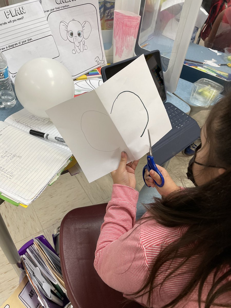 monica_torres21's tweet photo. Balloons Over Broadway- 4th grade had an amazing time using the STEM engineering process to design and complete their ballon! #TravisSTEM #WeAreHCISD @MPena220 @OliP2020 https://t.co/Ksh1ew8z5K