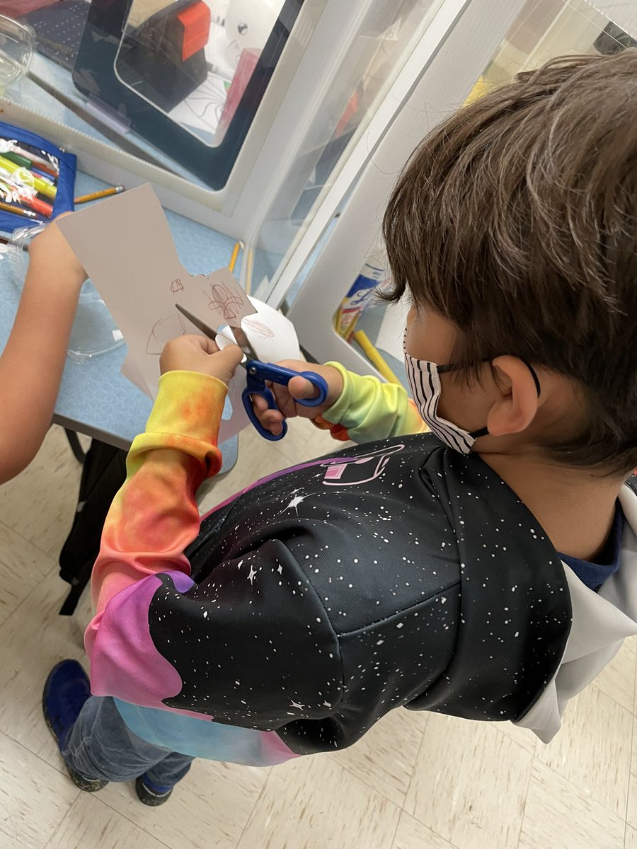 monica_torres21's tweet photo. Balloons Over Broadway- 4th grade had an amazing time using the STEM engineering process to design and complete their ballon! #TravisSTEM #WeAreHCISD @MPena220 @OliP2020 https://t.co/Ksh1ew8z5K