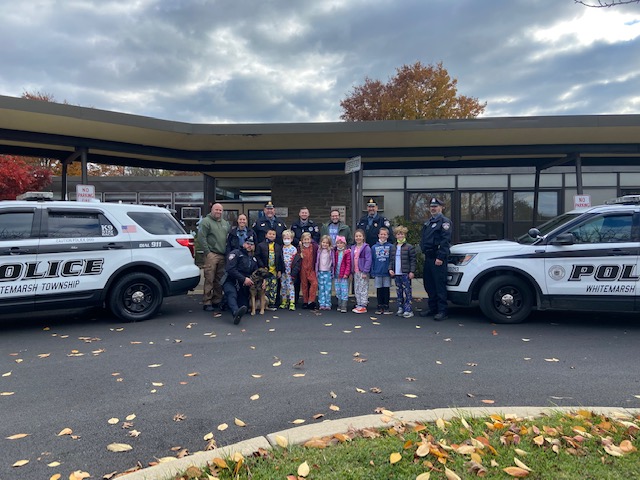Colonial_SD's tweet photo. The Whitemarsh Township Police Chief and officers from the K-9 Unit stopped by Whitemarsh Elementary today to pick up food donations. @NBCPhiladelphia was there and plans to show it on tonight's news at 7 p.m.!
#makingadifferenceincsd
#colonialcommunity https://t.co/WiQ2V5xo9o