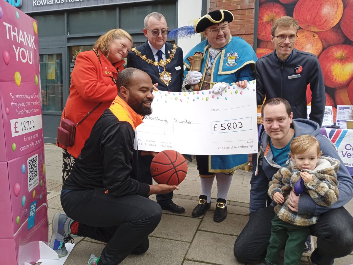 MemberBob's tweet image. Delighted to be able to join Store Managers to present a Cheque to our local Basketball Club Worthing Thunder for £5803 from @coopuk Members #ItsWhatWeDo 
#JoinaCoop #Beingcoop