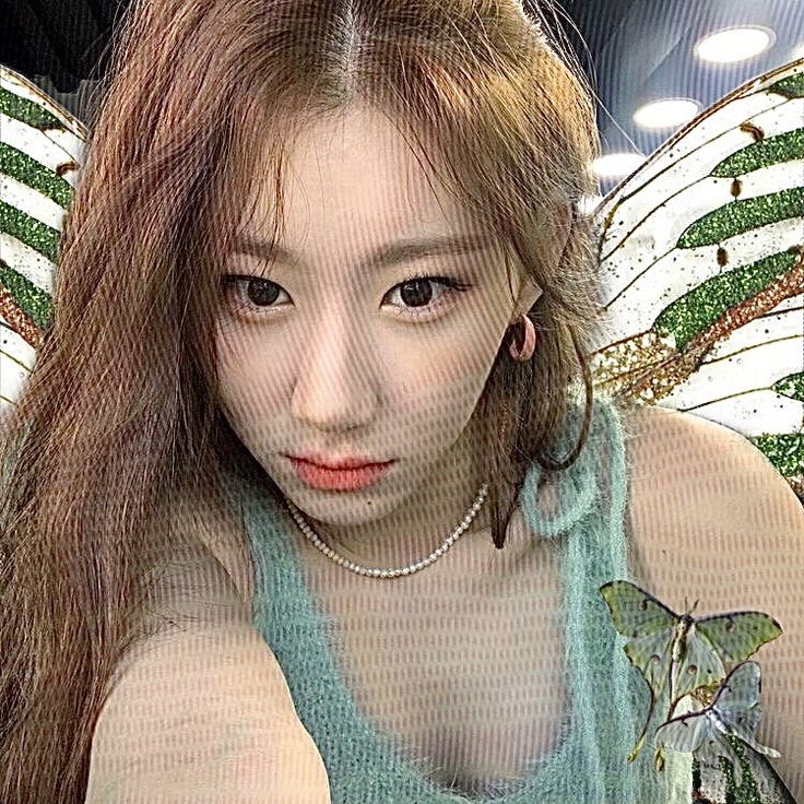 ⠀ ⠀ ⠀ ⠀⠀ ⠀ ⠀ ⠀₍🌱₎¨̮ ˂ͣ #⃞ chae's daily ִֶָ  :⃗
# octubre 31 

—Se toma una foto antes de ir al festival de halloween de la villa y la publica en instagram:—

HAPPY HALLOWEEN 🎃 🍂