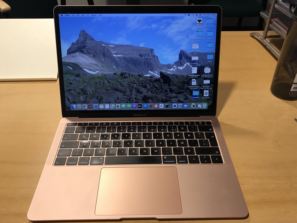 D4 í #12dagatwitter. MacBook tölvan mín er mesta þarfaþing í vinnunni og skjámyndin af uppáhaldsstaðnum er alltaf endurnærandi🥾🥾🥾 #menntaspjall