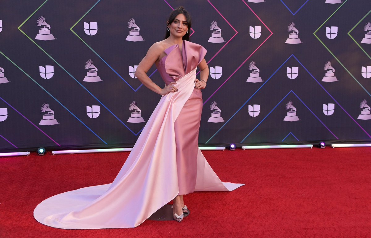 elNoveleropy's tweet image. .@anabreco una de las presentadoras estelares de la premiación, optó por un elegante vestido satinado en tonalidades rosa con cola. #LatinGRAMMY