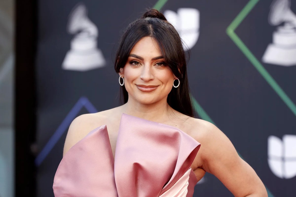 elNoveleropy's tweet image. .@anabreco una de las presentadoras estelares de la premiación, optó por un elegante vestido satinado en tonalidades rosa con cola. #LatinGRAMMY