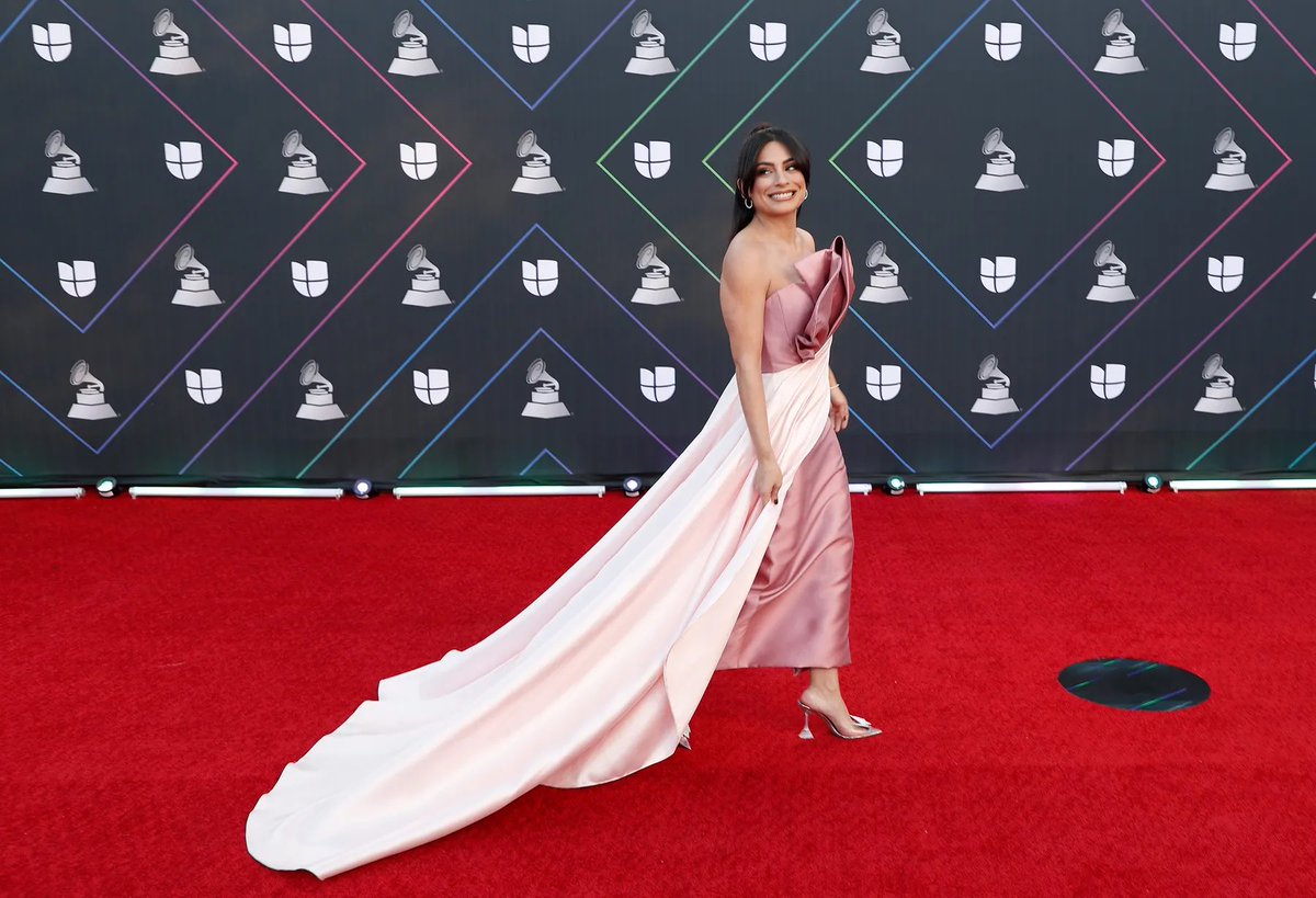 elNoveleropy's tweet image. .@anabreco una de las presentadoras estelares de la premiación, optó por un elegante vestido satinado en tonalidades rosa con cola. #LatinGRAMMY