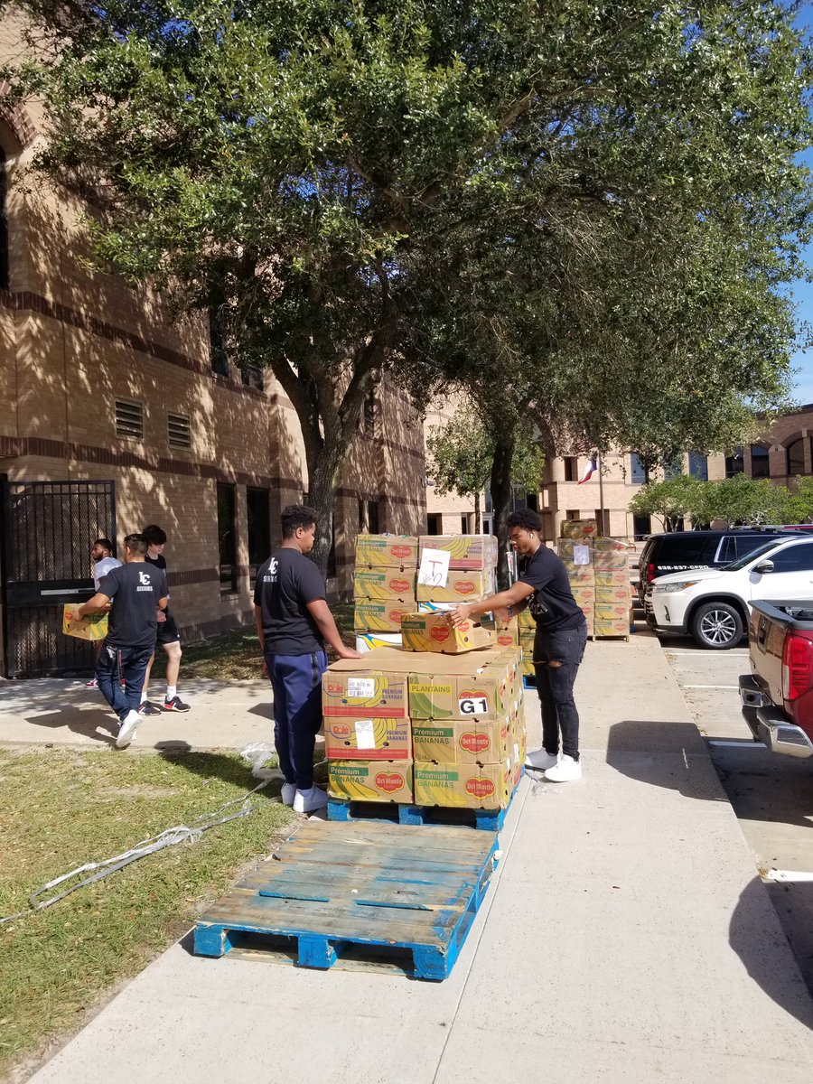 jmtz10403's tweet photo. Thank you @LCLobosFootball for helping unload thanksgiving dinners for some of our @langhamcreekhs families in need. #loboheart #lobostakingcareoflobos #muchtobethankfulfor @CFISDAthletics @CyFairISD https://t.co/AcV6RKNMFc