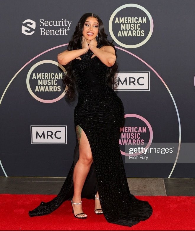 Bartiersvenom's tweet image. A woman.