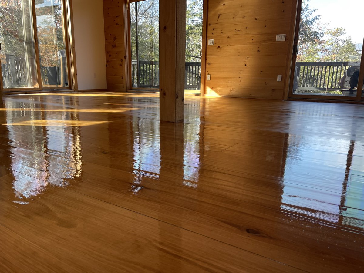 Floorandpaint's tweet photo. Saugertiesny installing 10’ Knotty Pine sanding stain refinishing bona traffic finish #floorandpaint#hardwood #lexuryhome#floorpro##construction https://t.co/hBOYW0547C