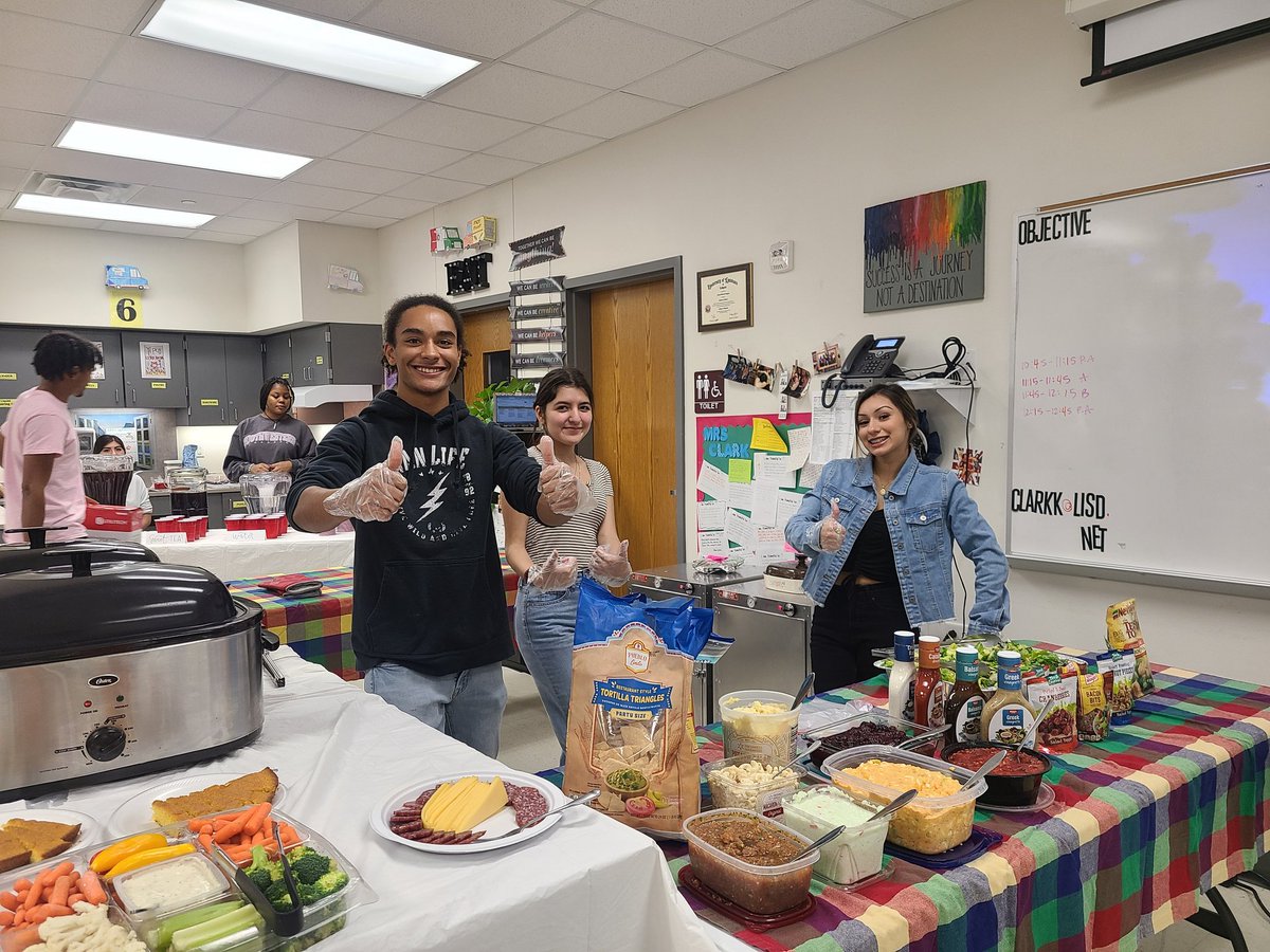 BGreenlhs's tweet photo. Thankful to be a Fighting Farmer! #LHSFCS hosted the Teacher Potluck showcasing some #LHSFoodScience student servers this afternoon during lunch. Thank you to all who pitched in to make it a success!
@LewisvilleHS @lisdcte @LewisvilleISD https://t.co/SdwuynhzYc