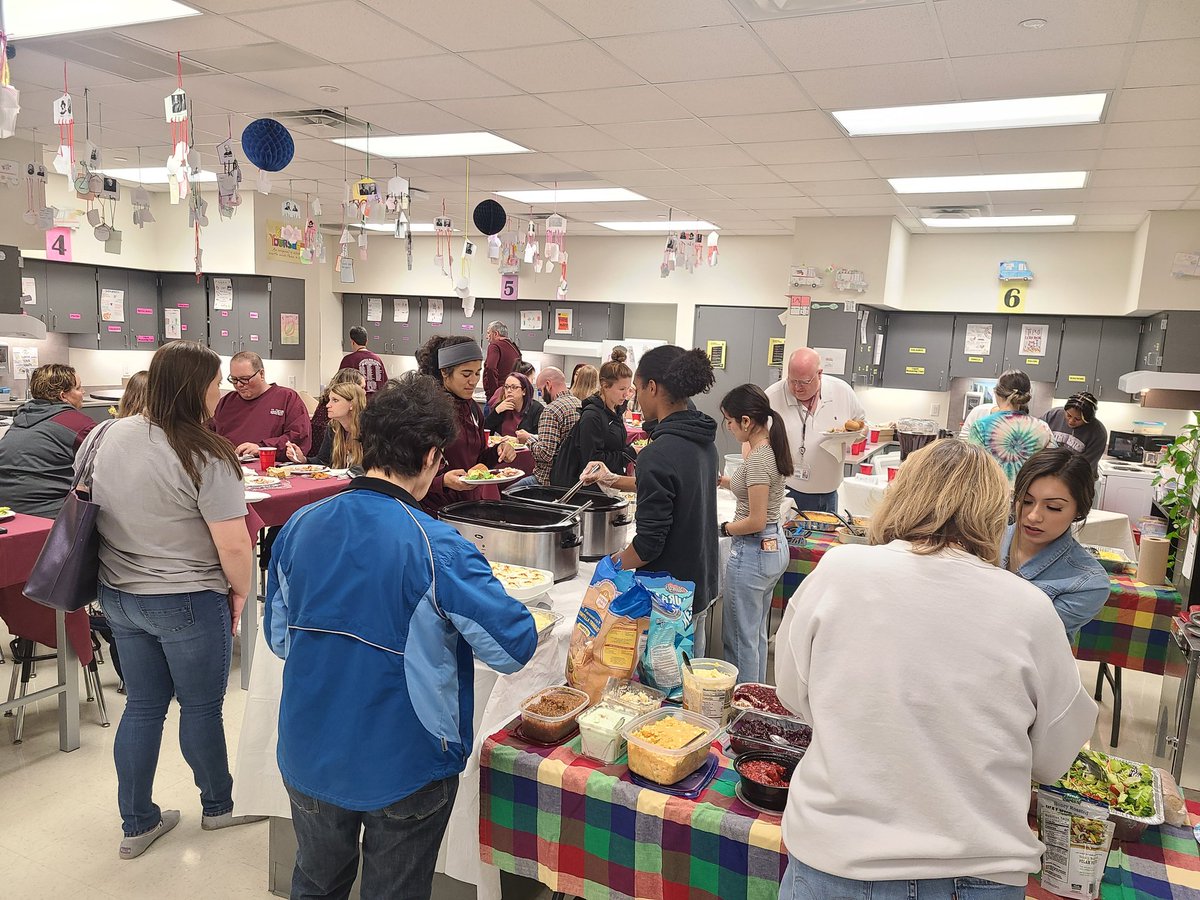 BGreenlhs's tweet photo. Thankful to be a Fighting Farmer! #LHSFCS hosted the Teacher Potluck showcasing some #LHSFoodScience student servers this afternoon during lunch. Thank you to all who pitched in to make it a success!
@LewisvilleHS @lisdcte @LewisvilleISD https://t.co/SdwuynhzYc