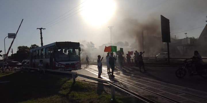 Merlo_Real's tweet photo. [AHORA] VECINOS DE LIBERTAD CORTAN LAS VÍAS
 
Cortaron a la altura de Ruta 21 (Av Eva Perón ) y Lincoln. Piden respuestas del intendente Menéndez. El intendente no está en Merlo. Se fue de viaje nuevamente. https://t.co/pMHtEmtnbN
